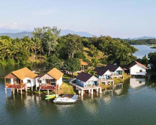 Ban Tha Heua village on the lakeshore